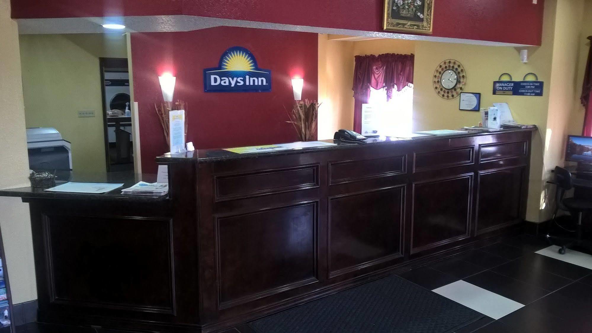 Days Inn & Suites By Wyndham Хатчінсон Екстер'єр фото